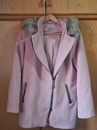 Chaquetón rosa con capucha y pelo