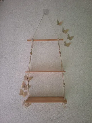 Estantería de pared de madera y cuerda