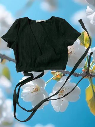 Crop top canalé con tiras