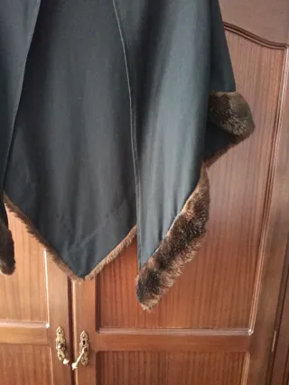 Chal negro ribeteado en piel