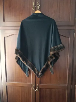 Chal negro ribeteado en piel