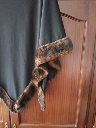 Chal negro ribeteado en piel