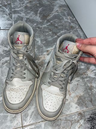 Zapatillas Jordan Grises y Blancas