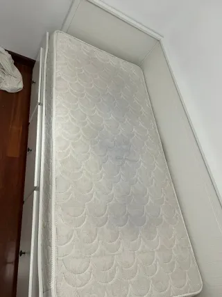 Somier con patas y colchón