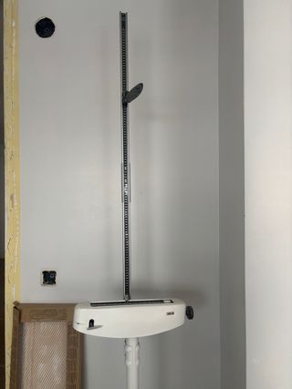 Balanza médica antigua con altímetro