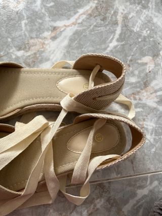 Sandalias beige atadas