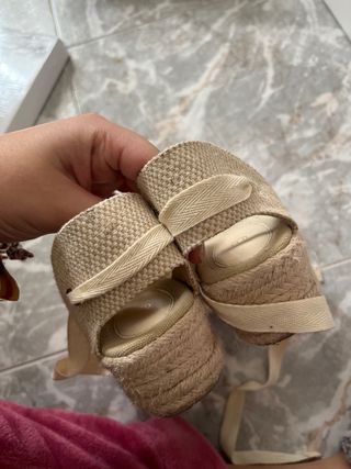 Sandalias beige atadas