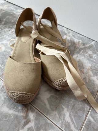 Sandalias beige atadas