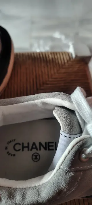 Tenis grises y negros