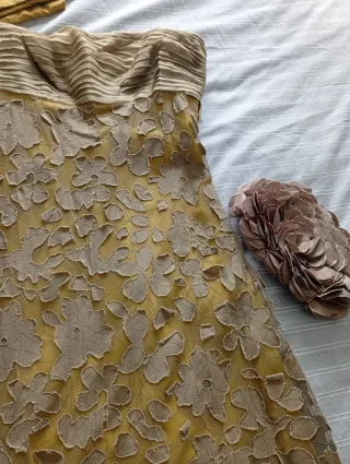 Vestido de fiesta beige y amarillo