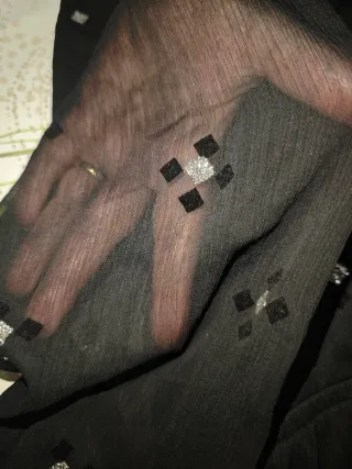 Abito donna nero con inserti luminosi.