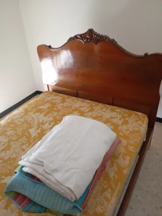 Cama antigua 180x135 de madera con armario