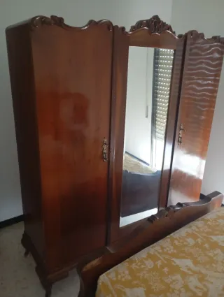 Cama antigua 180x135 de madera con armario