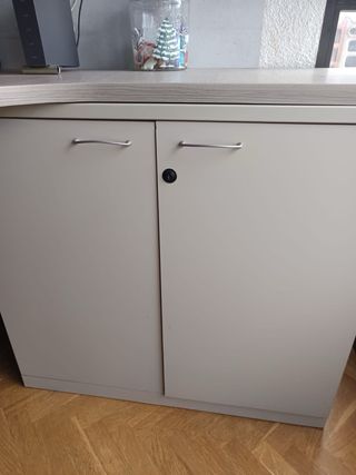 Escritorio madera y metal con panel