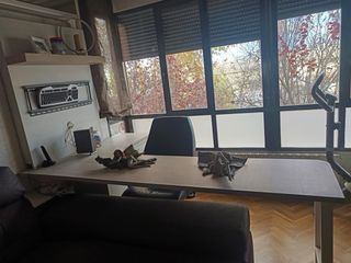 Escritorio madera y metal con panel