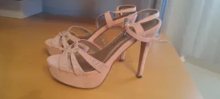 Zapatos de tacón rosa con pedrería