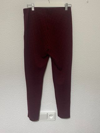 Leggings Zara cuadros rojos y negros