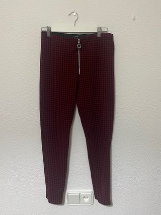 Leggings Zara cuadros rojos y negros