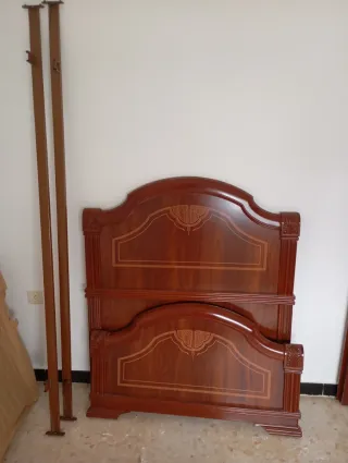 Cabecero, somier y mesita de noche de madera