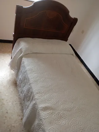 Cabecero, somier y mesita de noche de madera