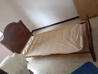 Cabecero, somier y mesita de noche de madera