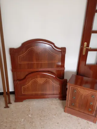 Cabecero, somier y mesita de noche de madera