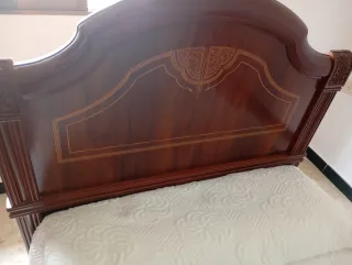 Cabecero, somier y mesita de noche de madera