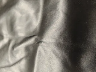 Falda efecto piel negra