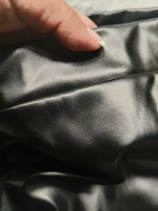 Falda efecto piel negra