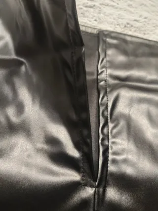 Falda efecto piel negra