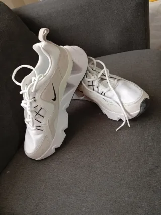 Zapatillas Nike Beige y Blancas