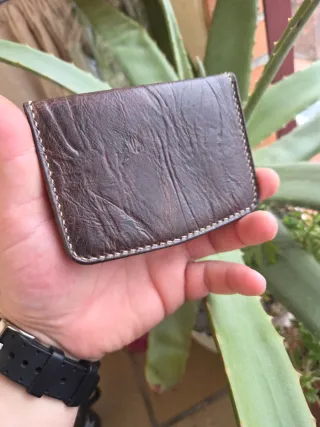 Cartera artesanal de cuero