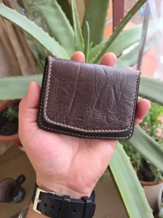 Cartera artesanal de cuero