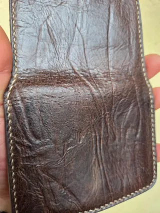 Cartera artesanal de cuero