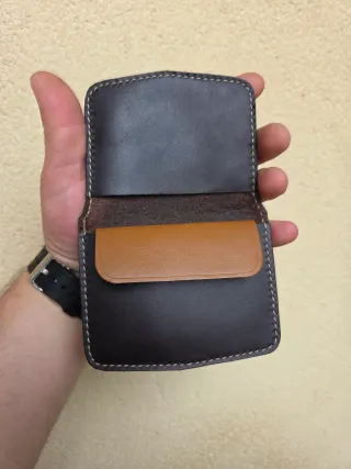 Cartera artesanal de cuero