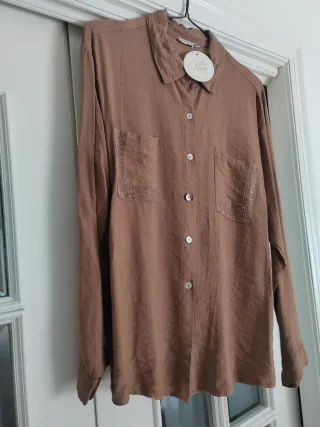 Camisa marrón con bolsillos
