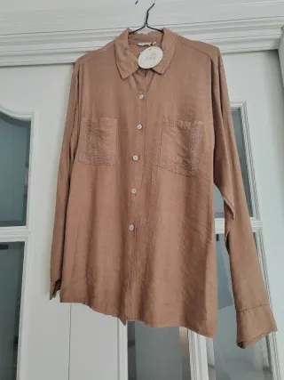 Camisa marrón con bolsillos