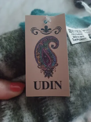 Bufanda de lana a cuadros con etiquetas