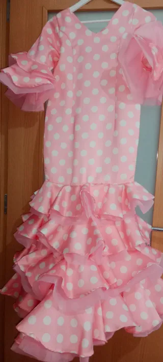 Vestido de fiesta rosa con lunares blancos