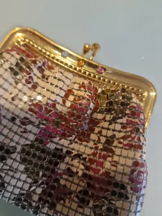 Bolsito de metal dorado y multicolor