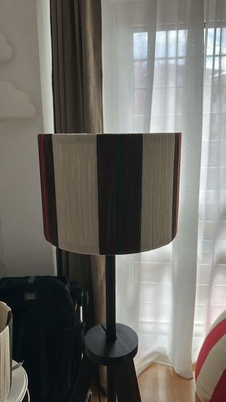 Lámpara de pie de tela con rayas