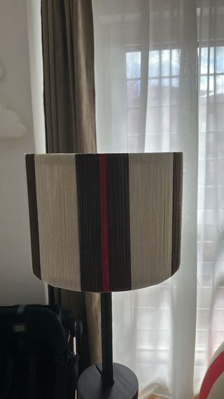 Lámpara de pie de tela con rayas