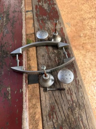 Tiradores y pomos de armario plateados