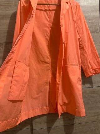 Trench COS naranja Talla M.  Largo 90 cm