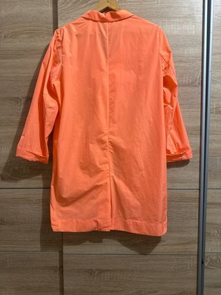 Trench COS naranja Talla M.  Largo 90 cm