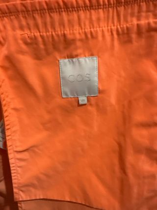 Trench COS naranja Talla M.  Largo 90 cm