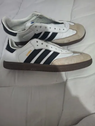 Zapatillas Adidas Beige y Blancas