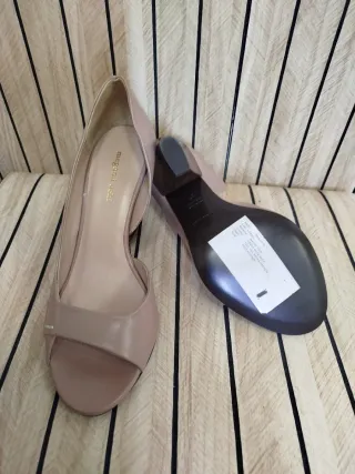 Sandalias Megumi Ochi Piel Tacón Ancho Beige