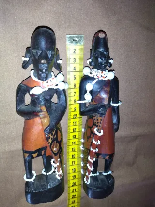 Figuras africanas de madera decoradas