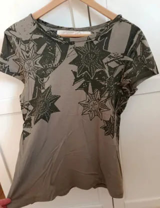 Camiseta verde oliva con estampado